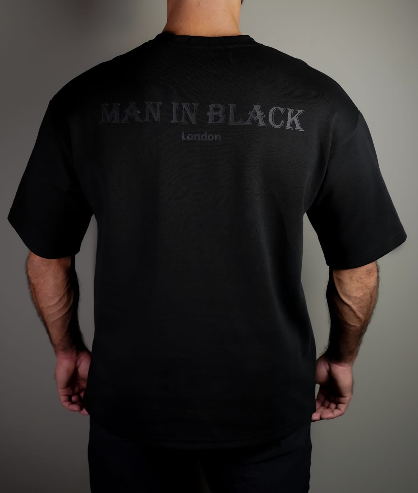 MAN IN BLACK CLASSIC OVERSIZE T-SHIRT
