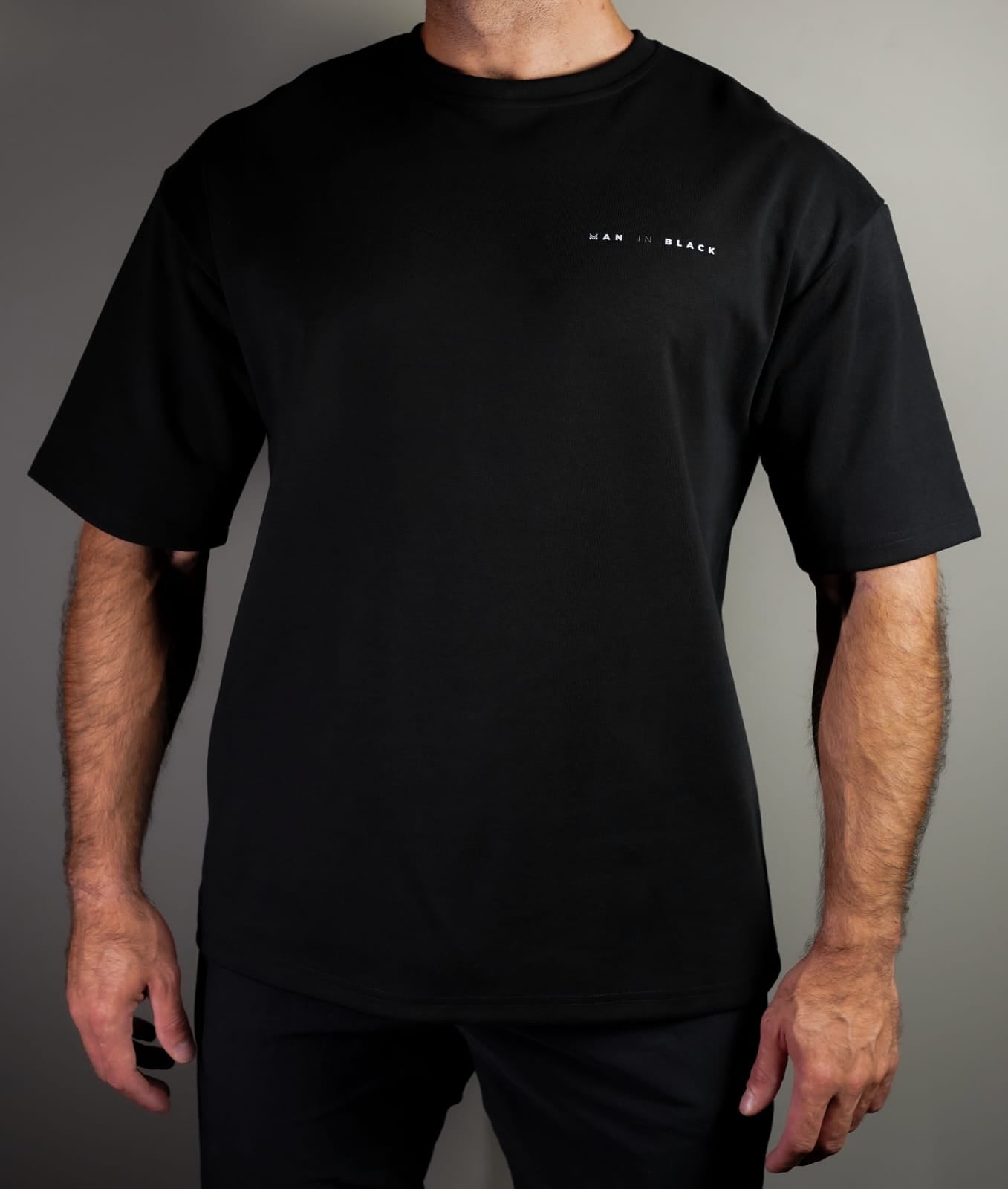 MAN IN BLACK CLASSIC OVERSIZE T-SHIRT